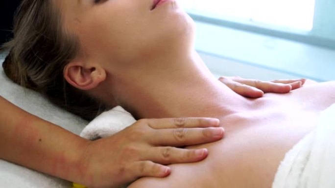 女人得到肩部按摩水疗治疗师。