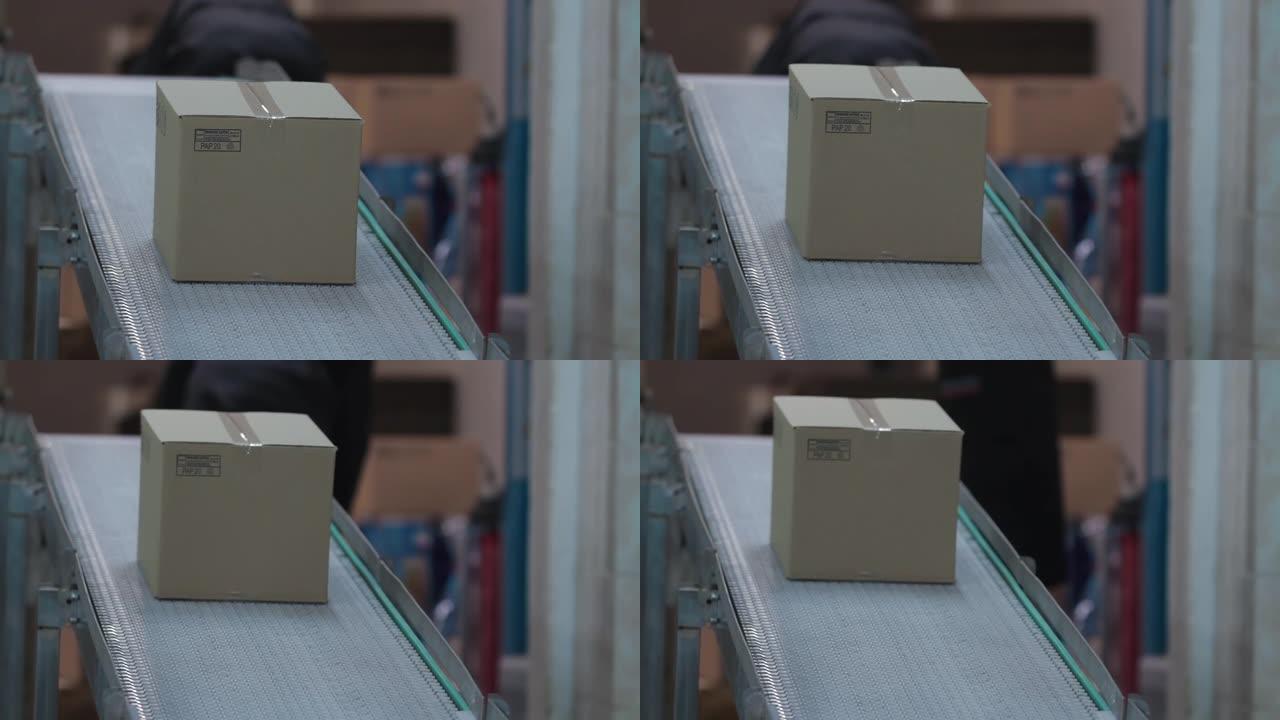 纸板箱沿着传送带前进。传送带上的纸板箱