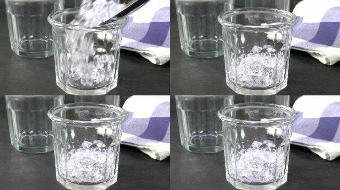 将碎冰倒入玻璃杯中