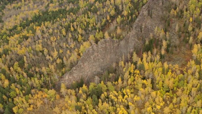 秋季西伯利亚自然保护区斯托尔比的山地景观。