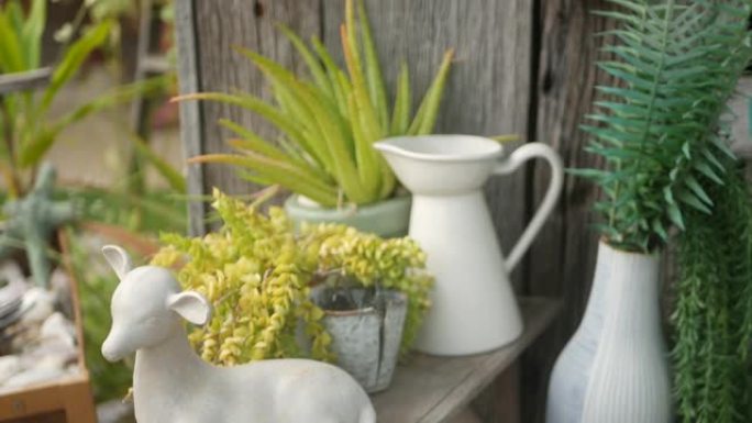 美丽的复古装饰和花园植物。一套复古风格的花瓶和陶瓷人物，用于庭院装饰。现代时尚背景。
