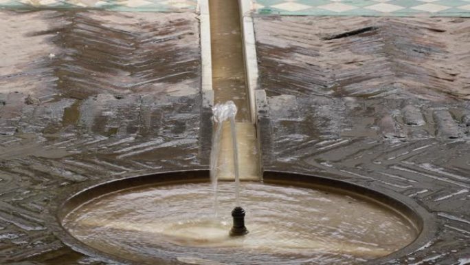 在西班牙马拉加阿尔卡扎巴的一个肮脏的庭院里，浇水的洗礼盆