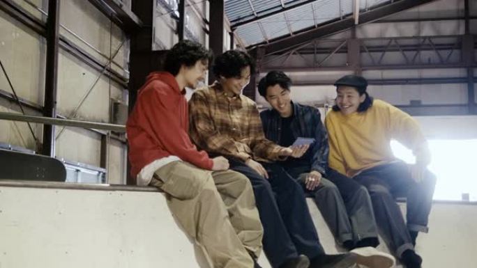 一群日本男孩在智能手机上观看视频
