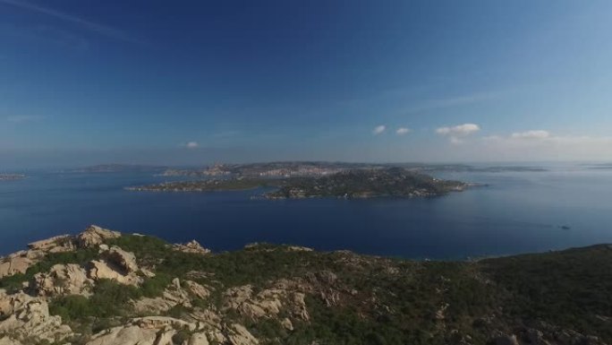 夏季风景秀丽的北撒丁岛海岸