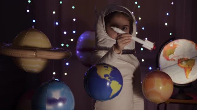 太空旅行游戏灵感飞船。小女孩宇航员从太空港通过行星发射玩具火箭。儿童梦想家玩玩具太空火箭在行星间飞行