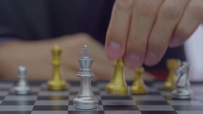 棋牌游戏站在棋盘背景上的商人后面。面向市场目标策略的金融投资理念智力挑战与商业竞争成功发挥。