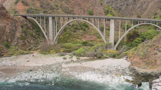 空中无人机在岩石陡峭的海岸线上拍摄桥梁 (加利福尼亚州太平洋海岸公路大苏尔)