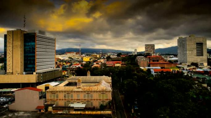 哥斯达黎加圣何塞黑色云层暴雨前的城市天空