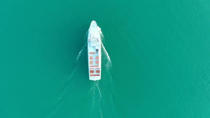 在Tegernsee湖的客船的航拍画面，俯视图。一艘船驶过德国巴伐利亚州的泰格恩湖。