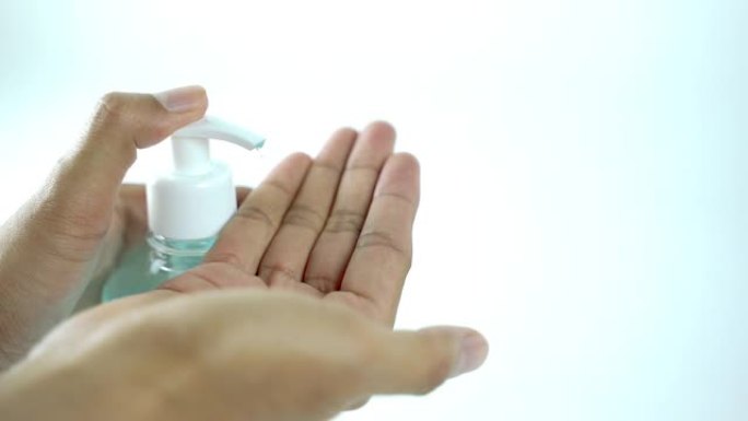 男子用手按压液体肥皂或酒精70%，用于清洁和消毒白色背景上的covid 19病毒。