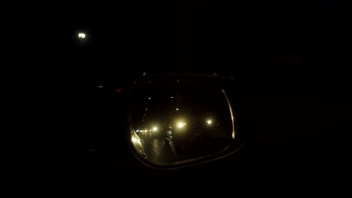 车灯发出的光反射侧镜。
