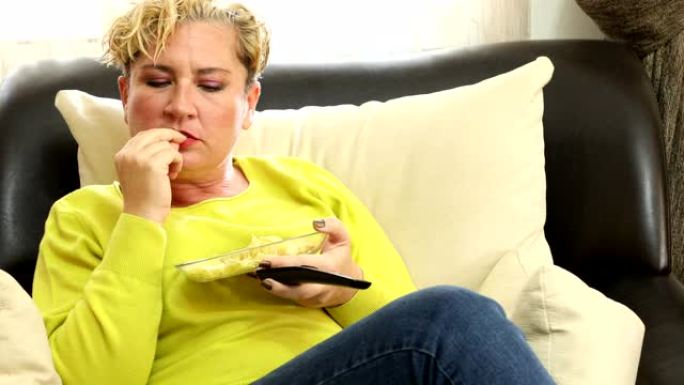 女人吃薯片看电视