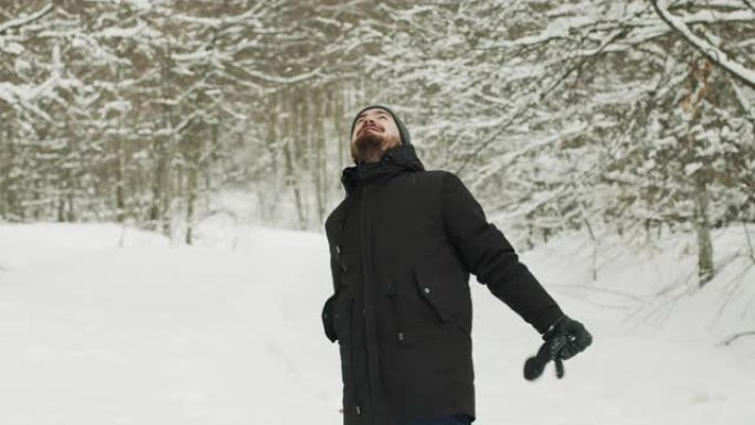 快乐的年轻人在山里享受冬天。股票视频