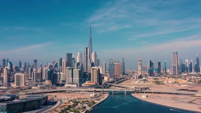 空中。迪拜城市白天的无人机视频。现代城市概念，交通和河流。