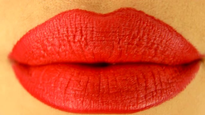 红色唇膏和亲吻手势的女人的嘴唇