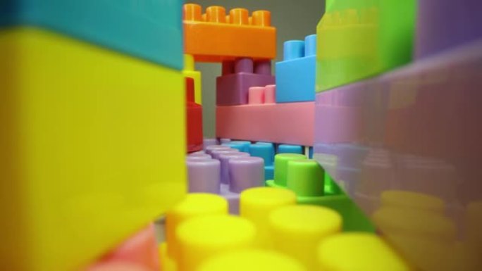 滑过五颜六色的塑料玩具积木