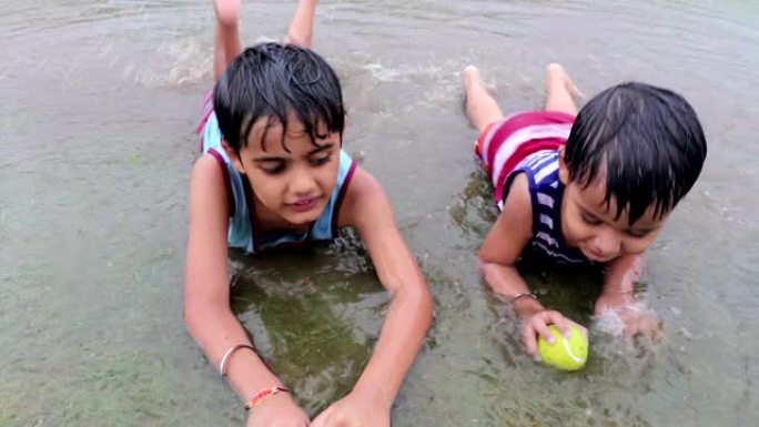 小学时代可爱的小孩在雨季玩泥水