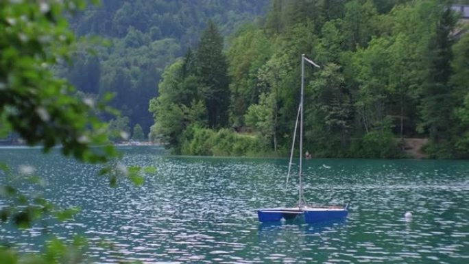 斯洛文尼亚湖上系泊游艇的布莱德湖
