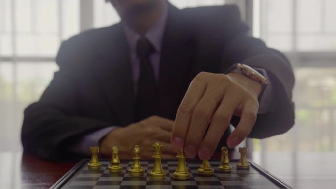 棋牌游戏站在棋盘背景上的商人后面。面向市场目标策略的金融投资理念智力挑战与商业竞争成功发挥。