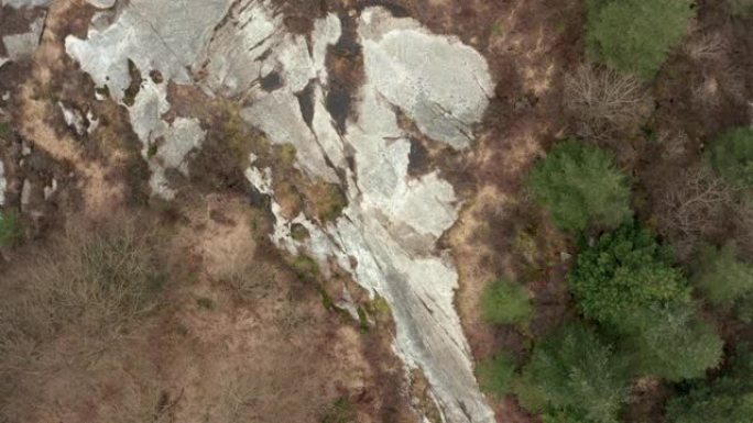 邓弗里斯和加洛韦的苏格兰森林地区大量花岗岩露头的鸟瞰图