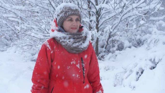 穿着滑雪服的女人在暴风雪中上了镜头。旅行者去路边的雪地。