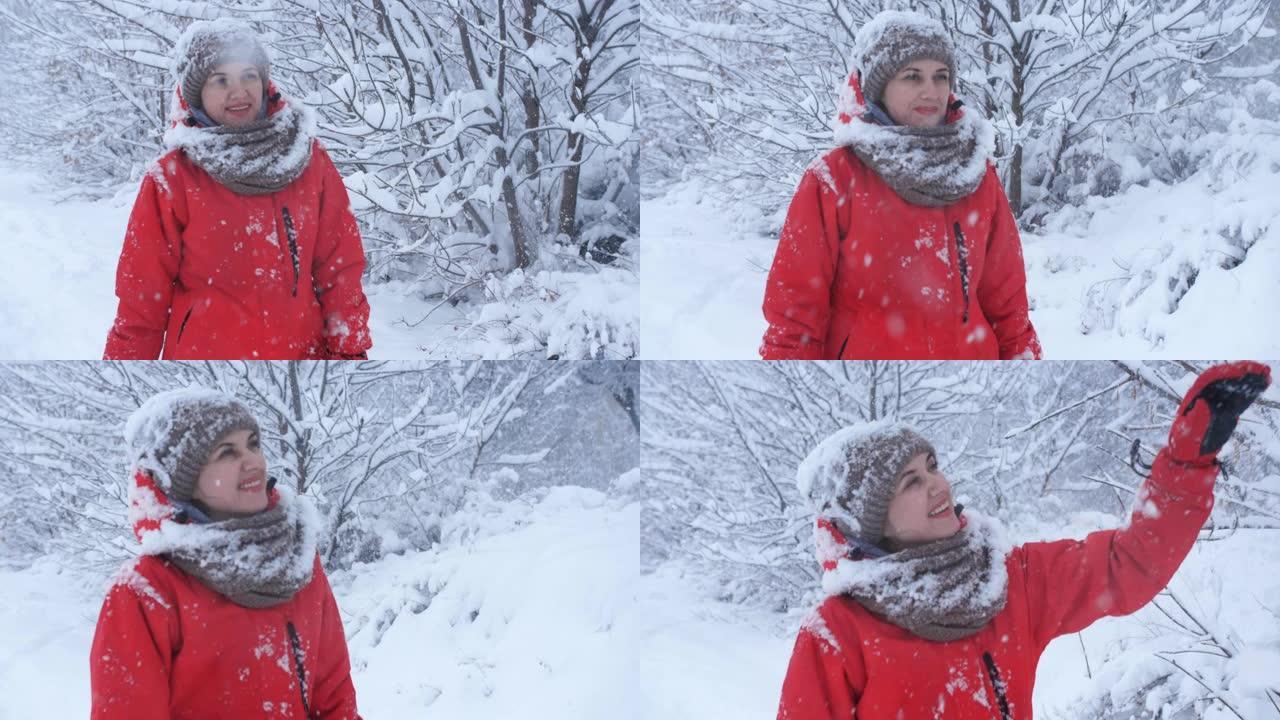 穿着滑雪服的女人在暴风雪中上了镜头。旅行者去路边的雪地。