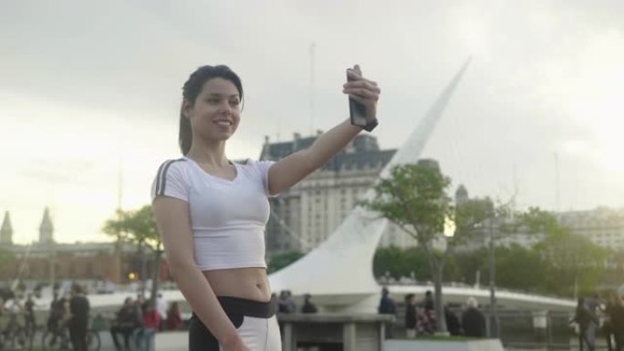 年轻的拉丁美洲妇女在健身过程中自拍