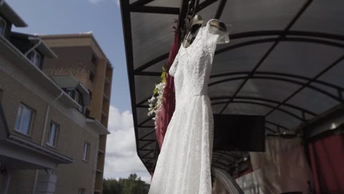 美丽的白色婚纱挂在街上