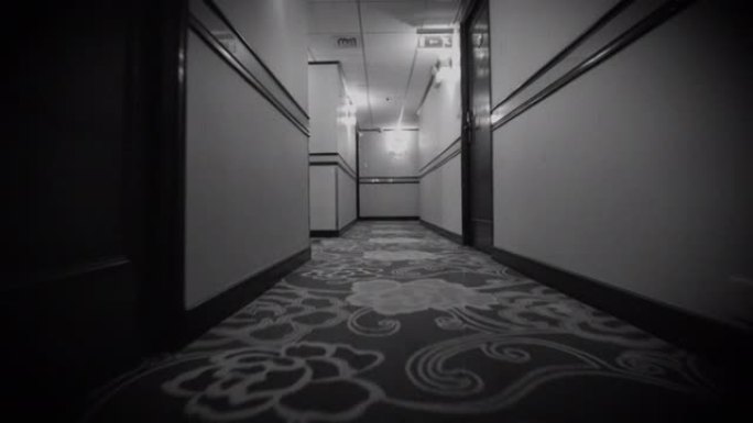 POV长空老式酒店可怕的走廊，有划痕和变形效果