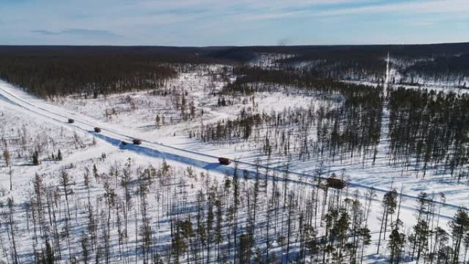 在雪路上行驶的卡车的俯视图在户外的石油工业中工作