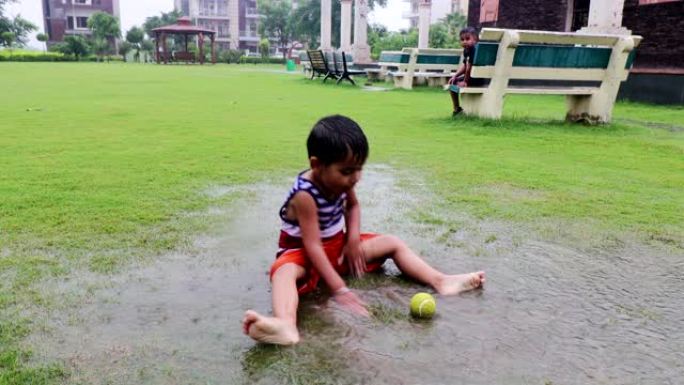 小学时代可爱的小孩在雨季玩泥水