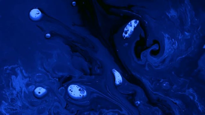 用油在水中的蓝色水彩墨水。未来趋势背景。