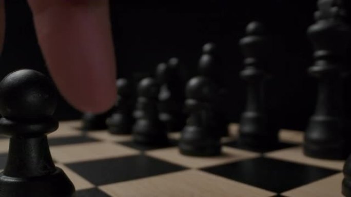 棋盘上E7-E5象棋黑棋子的第一个标准动作
