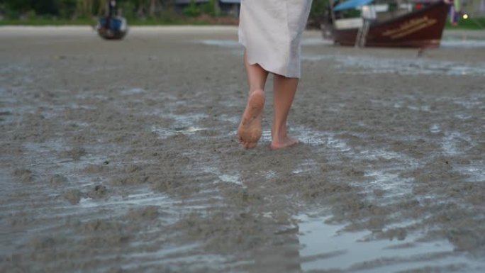 女性脚在海边行走光脚走路跟拍