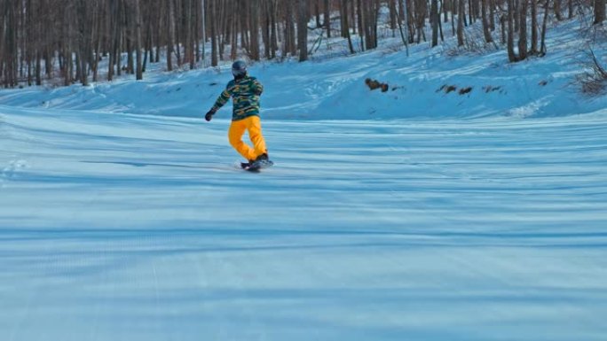 滑雪者做一个尾部压榨，一个专业的滑雪板。滑雪板展示了如何制作尾部压榨。