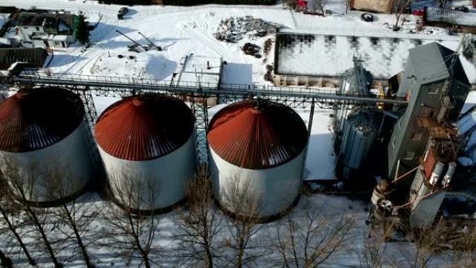 冬季无人机的旧工业粮仓粮食储罐，空中