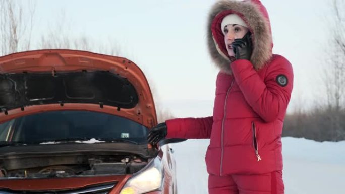 一个穿着红色冬装的女孩站在一辆破车旁边哭泣。