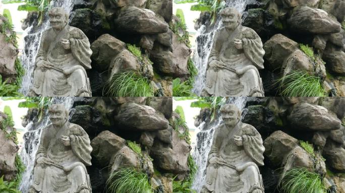 寺庙中的和尚雕像景观庭院流水