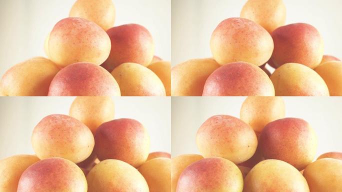 水蜜桃或杏子慢慢涨潮。水果是减肥和饮食的食物。浅隔离奶油背景。