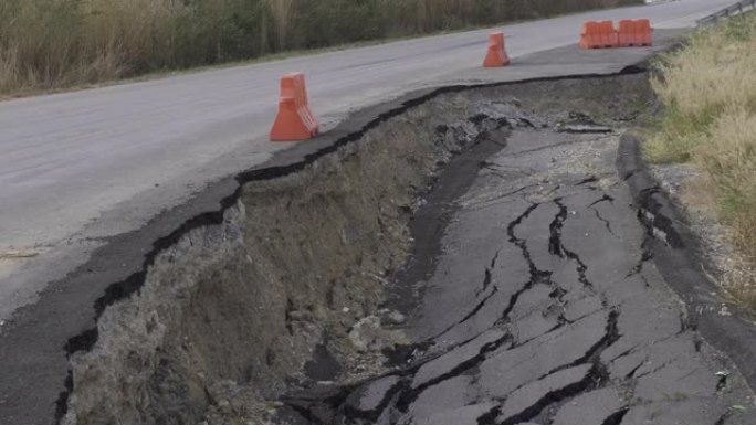 地震造成沥青路面开裂破碎