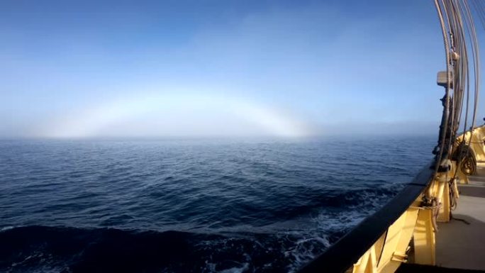 在斯瓦尔巴特群岛拍摄的白色彩虹