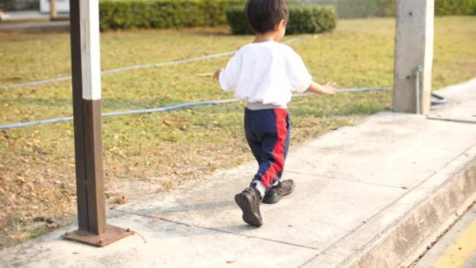 男婴在户外散步和玩耍