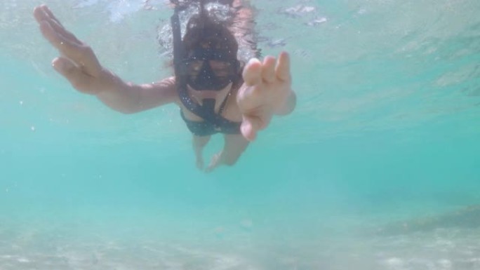 水下年轻女子浮潜在海里玩得开心