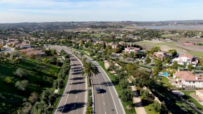 加州带住宅豪宅的小街区道路的鸟瞰图