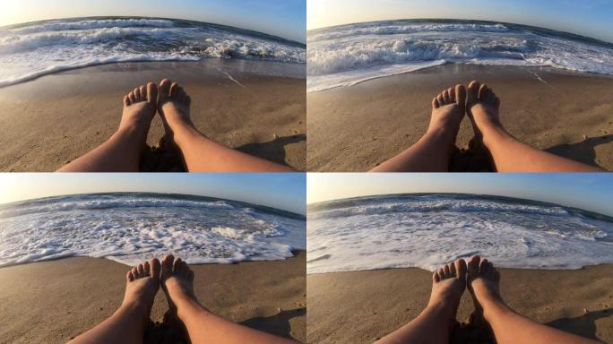 女孩坐在海边，海浪在沙滩上滚滚