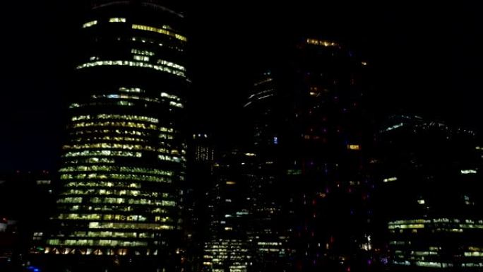 莫斯科国际商务中心摩天大楼的夜间航拍。