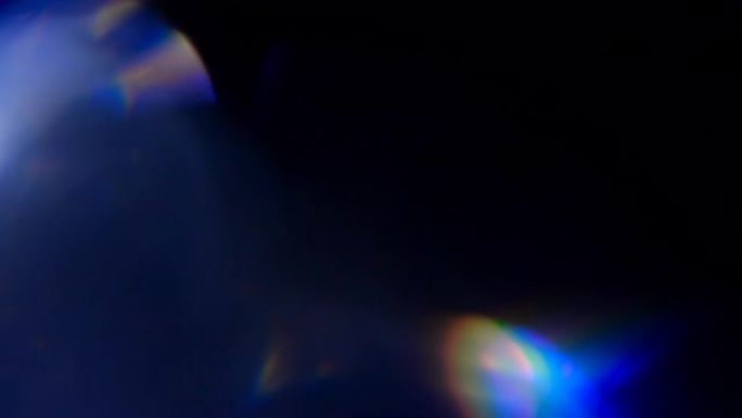 蓝色光线在黑色背景上泄漏。叠加。过渡。视频滤色器