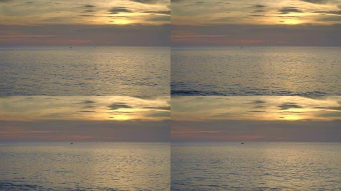 日落海洋海滩美丽的海浪和划船的人