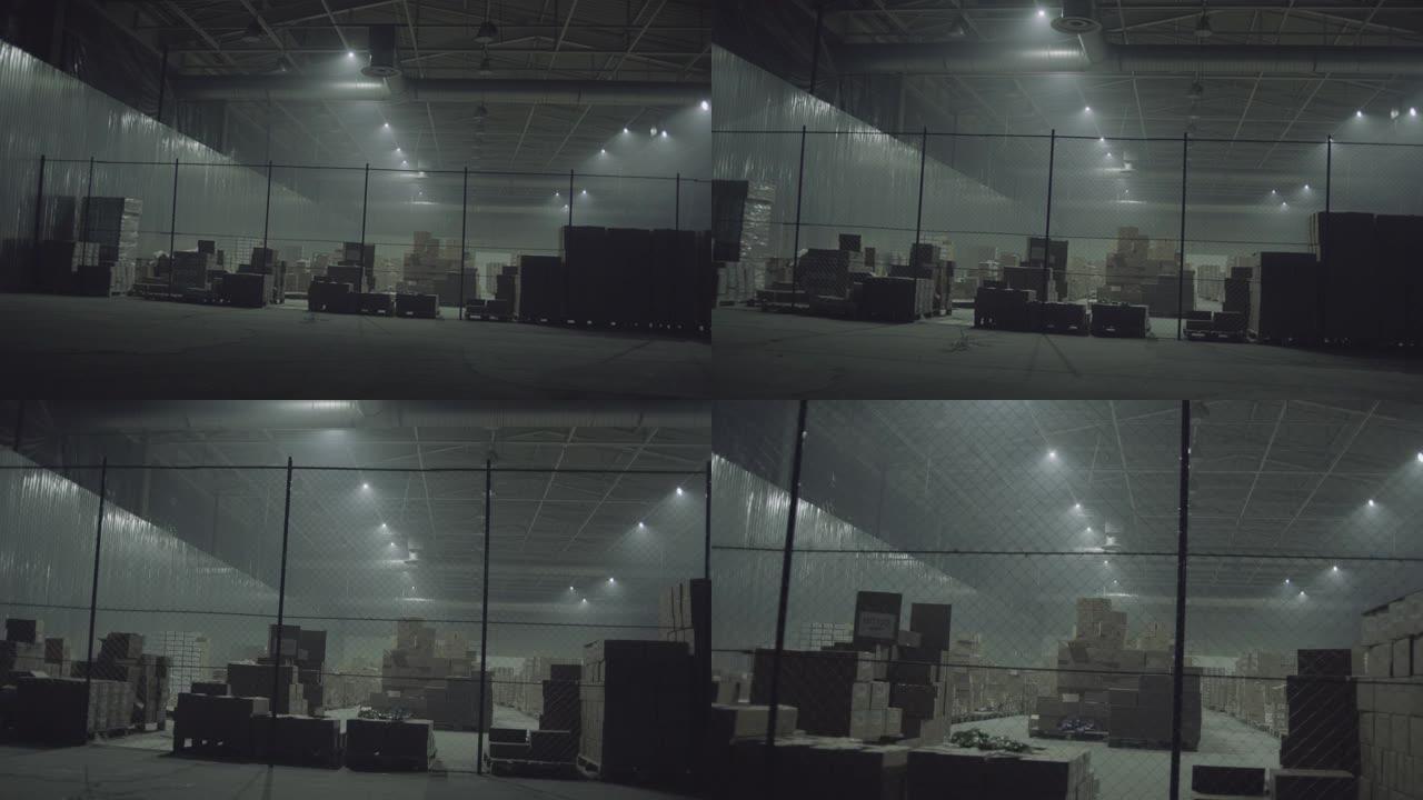 临时仓库大型物流商务结构带箱。仓库内的许多纸箱或纸板箱。生产厂工业仓库地板上的箱子。在阿里相机上拍摄