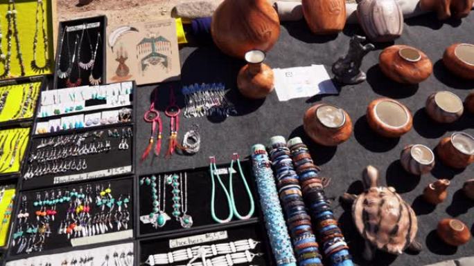 由美国纳瓦霍原住民经营的路边零售亭或路边摊，出售纳瓦霍工匠手工制作的珠宝和陶器